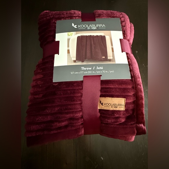 Koolaburra by UGG Burgundy Throw Blanket - Picture 1 of 2